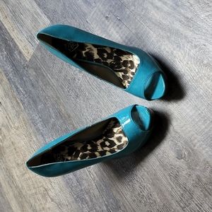Brand new 2b bebe teal 5 inch chunky heel